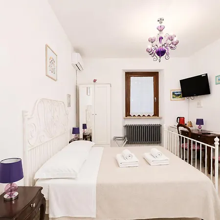 Bed & Breakfast La Viola - A Due Passi Dal Mare, Centro Storico E Stazione 3*